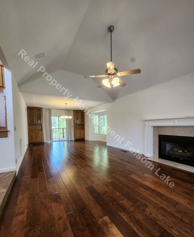 Foto del edificio - Beautiful 4bd 3ba home in Los Cerros Neigh...