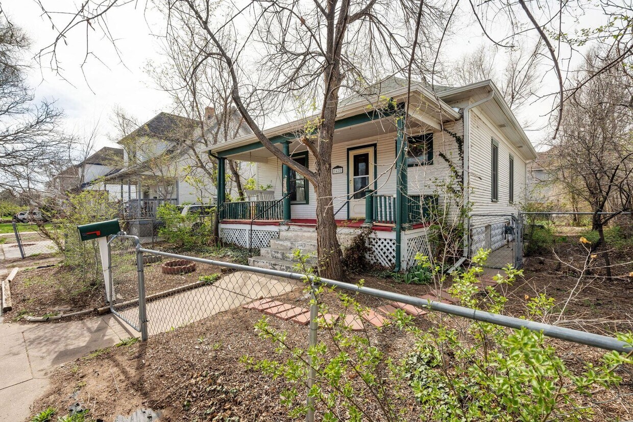 Primary Photo - Big 2 bedroom 1 bath House