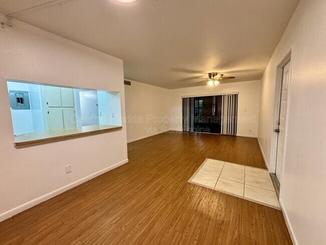 Foto del edificio - 8211 Sun Spring Cir
