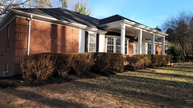 Building Photo - Amazing 4 Bedroom, 3 Bath Home With 2 Kitc...