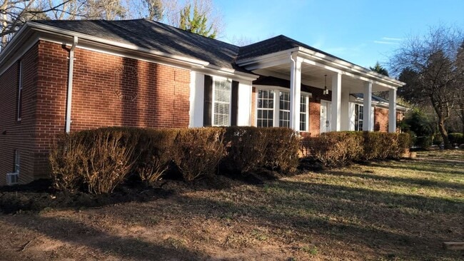 Foto del edificio - Amazing 4 Bedroom, 3 Bath Home With 2 Kitc...