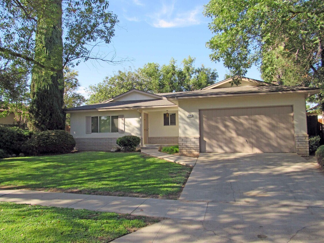 Primary Photo - 1588 E Magill Ave