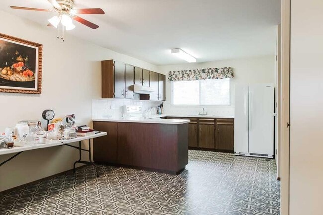 Building Photo - 9836-9881 AvenueKey 32