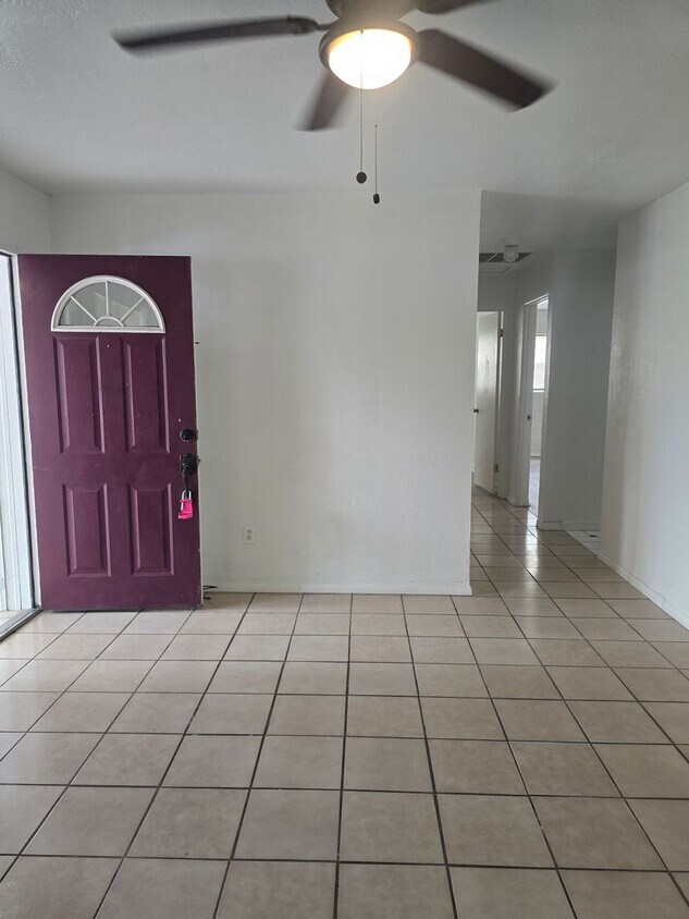 Foto principal - 3 bedroom 1 bath