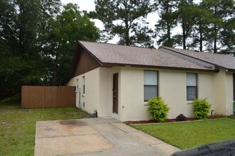 Building Photo - 2703 Hidden Village Dr