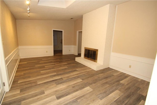 Building Photo - 3940 Los Robles Dr