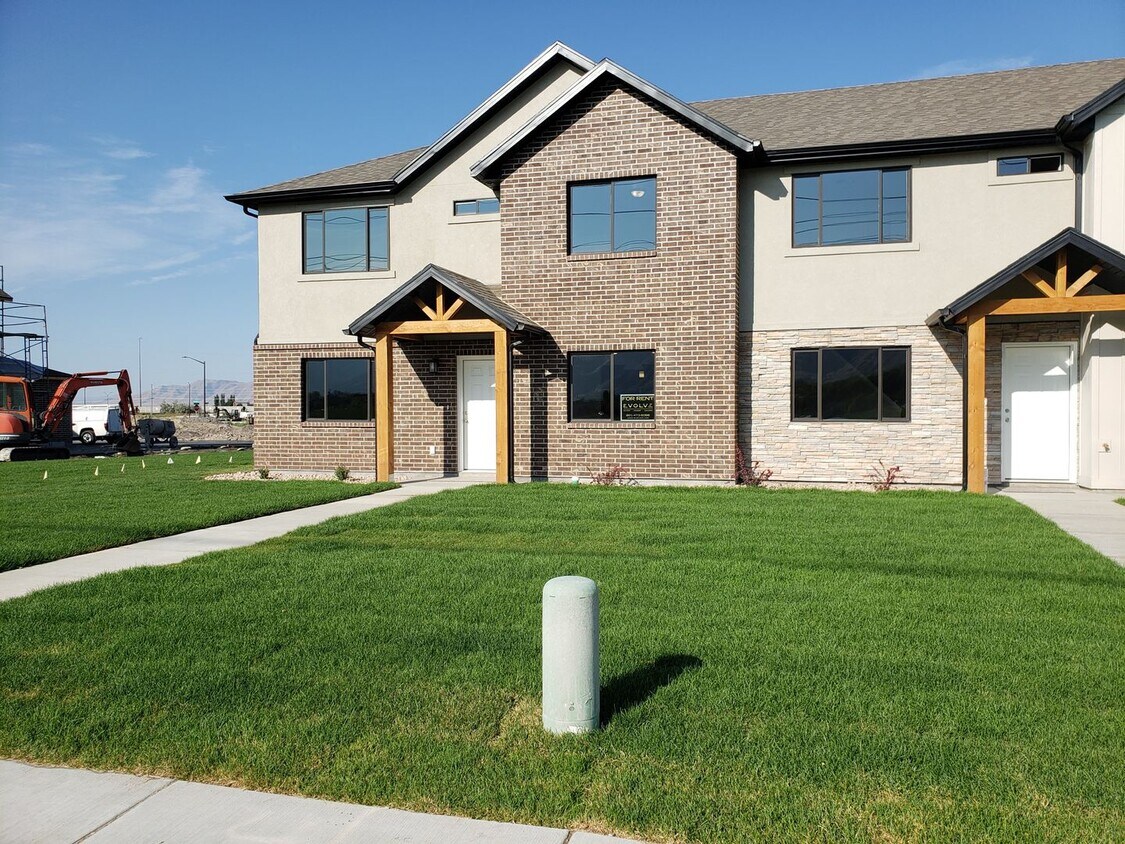 Primary Photo - Spacious 4 Bed 2.5 Bath Springville Townhome