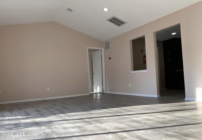 Building Photo - 30 Tulip Ln