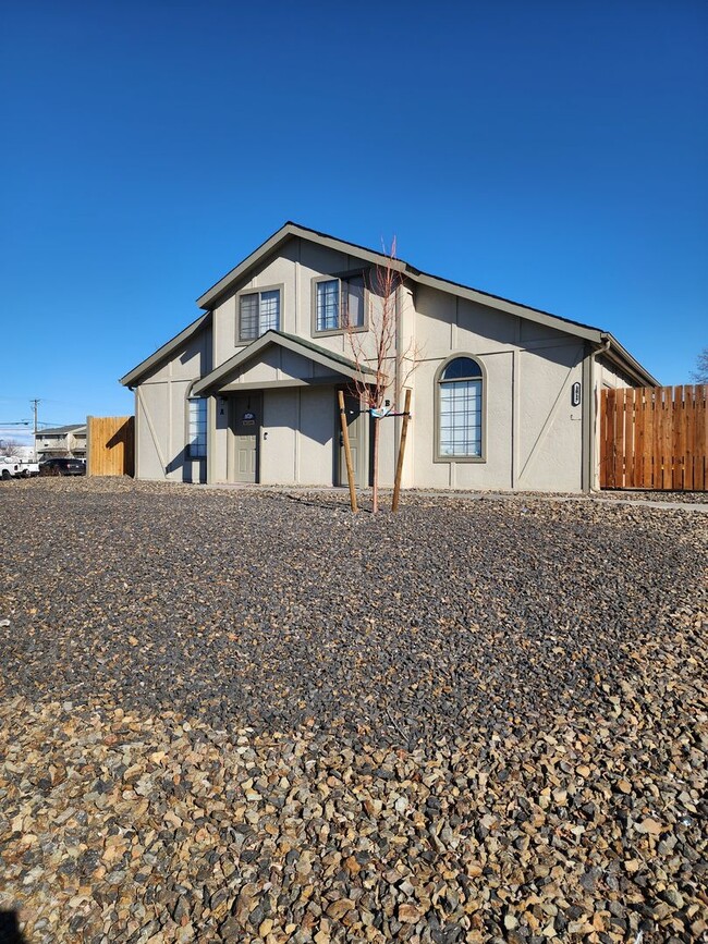 Building Photo - 1015 S Juniper Dr