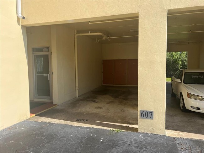 Building Photo - 9000 Commodore Dr
