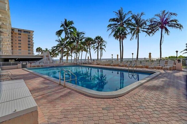 Foto del edificio - 1051 Hillsboro Mile