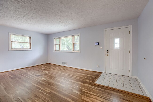 Photo - Charming 2 Bedroom With Bonus Room!! House