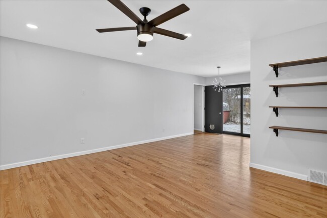 Building Photo - South Boulder Gem: 3 Bed, 2 Bath with Stunning Flatiron Views & Hardwood Flooring throughout!