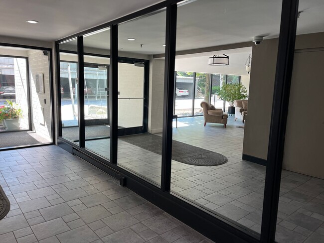 Building Photo - Eastern Promenade 2 Bedroom With Covered P...