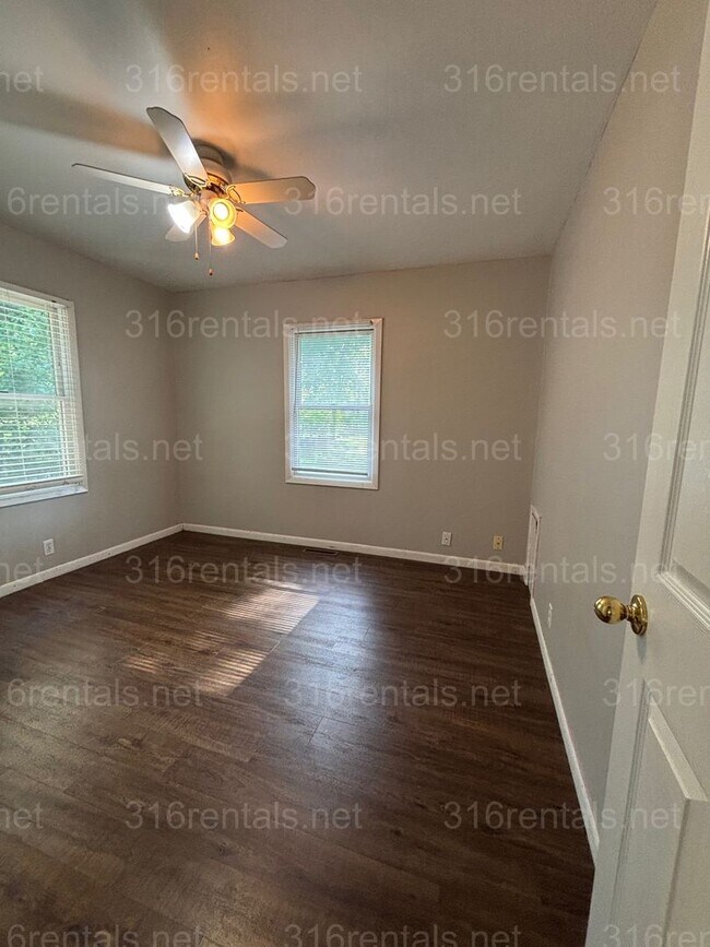 Foto del edificio - Two bed one bath duplex for rent NOW!