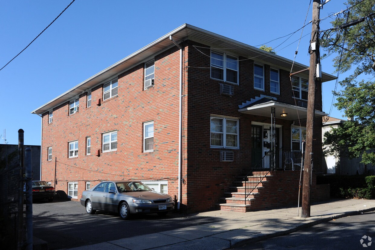 Building Photo - 1 Cedar St
