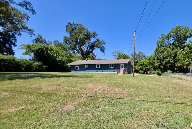 Building Photo - 208 Miller St