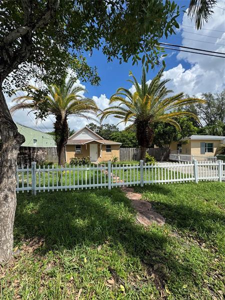 Building Photo - 113 SE 4th St