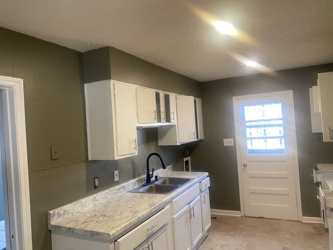 Building Photo - 3064 Cromwell Ave
