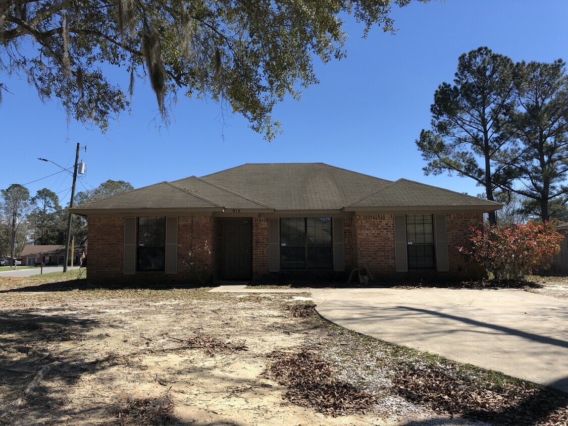Primary Photo - 3 bed 2 bath Pet friendly Home