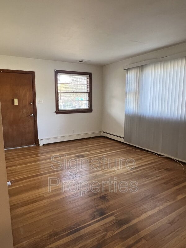 Foto del edificio - 135 N Oak Ave