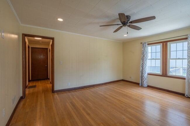 Building Photo - 3 bed and 1 bath house with fenced yard  i...