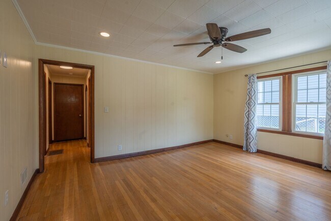Foto del edificio - 3 bed and 1 bath house with fenced yard  i...