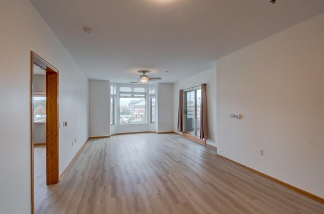 Building Photo - 301 Harbour Town Dr