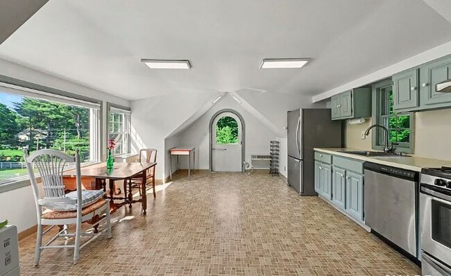 Foto del edificio - 723 Riverbank Rd
