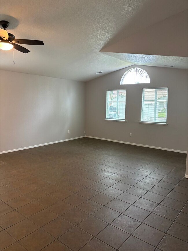 Foto del edificio - 3 B/D 2 BA HOME WITH AN OFFICE IN YUBA CITY AVAILABLE NOW!