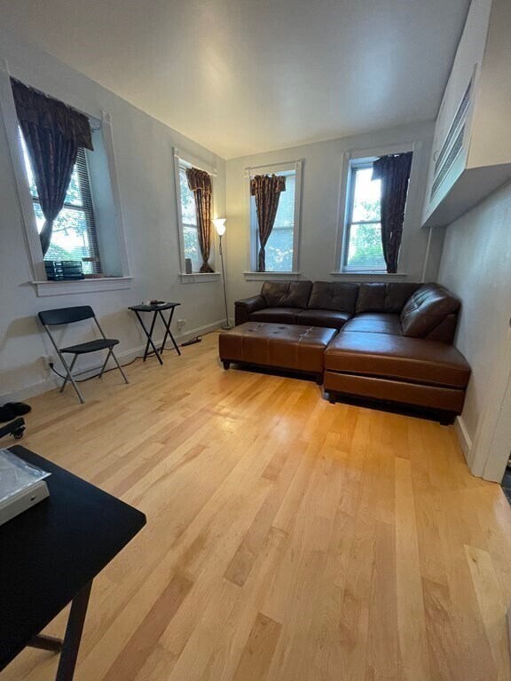 Foto del edificio - 1665 Commonwealth Ave