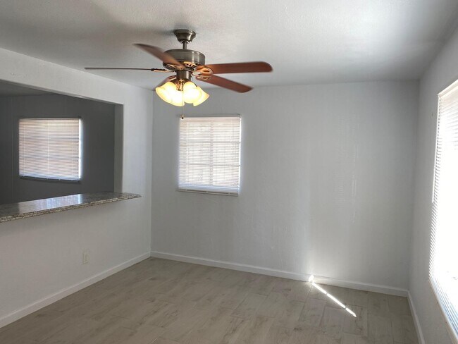 Building Photo - Cute Lower Valley Home!