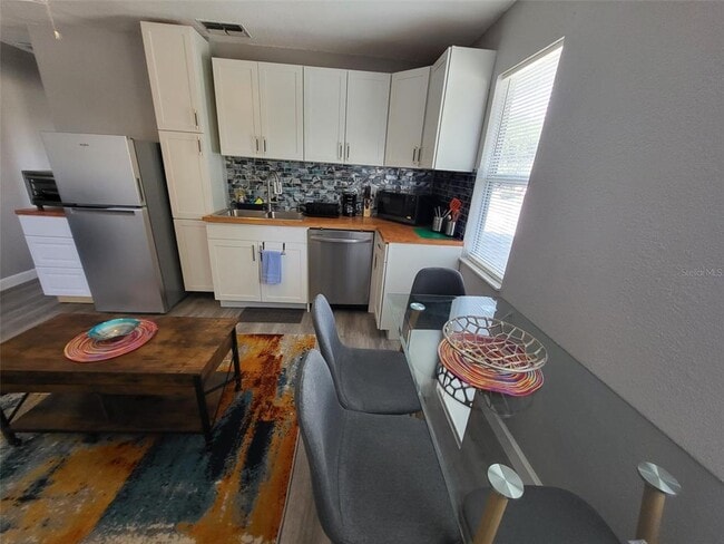 Foto del edificio - 5624 Lime Way