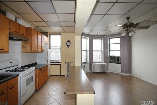 Foto del edificio - 64-37 68th Ave
