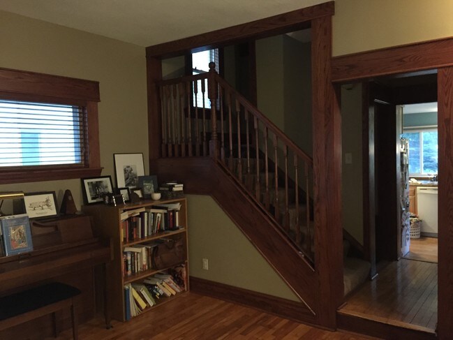 Escalera de habitación y baño en la planta superior - 2619 Fremont Ave S