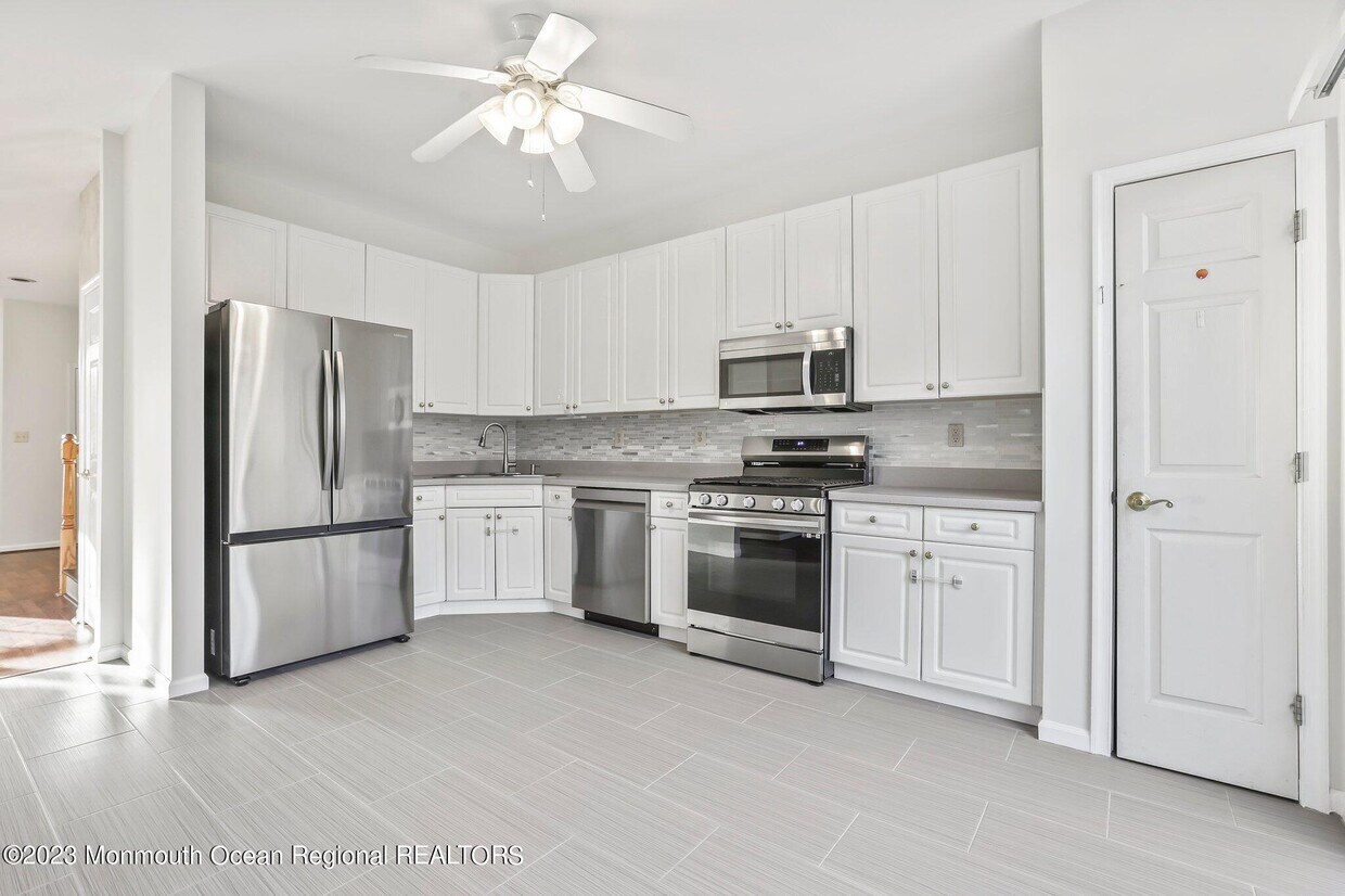 19 Persimmon Ln, Holmdel, NJ 07733 Condo for Rent in Holmdel, NJ