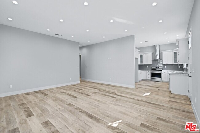 Foto del edificio - 13550 Hamlin St