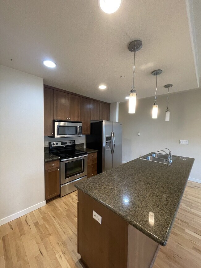 Foto del edificio - 1 Bedroom, 1 Bathroom Condo with Modern Kitchen and Hardwood Floors