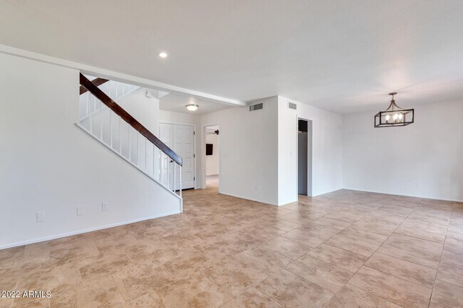 Building Photo - 325 E Bluebell Ln