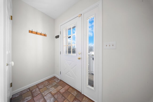 Building Photo - 83 Carriage Dr