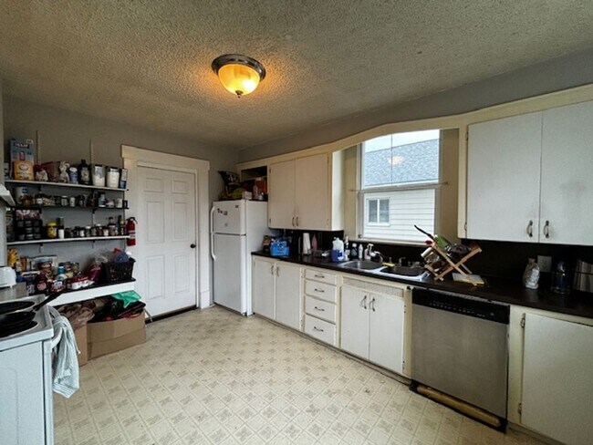 Building Photo - 6 Bedroom Lettered Streets House---Plank F...