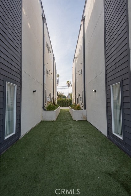 Building Photo - 2725 S La Brea Ave
