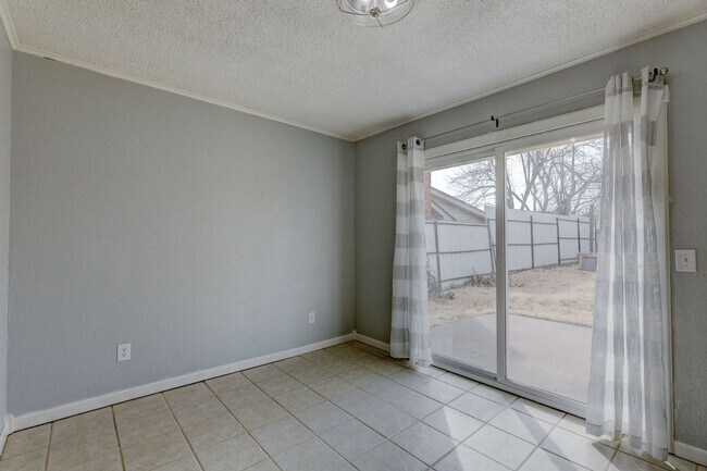 Building Photo - 4 bed, 2 bath house in mustang schools