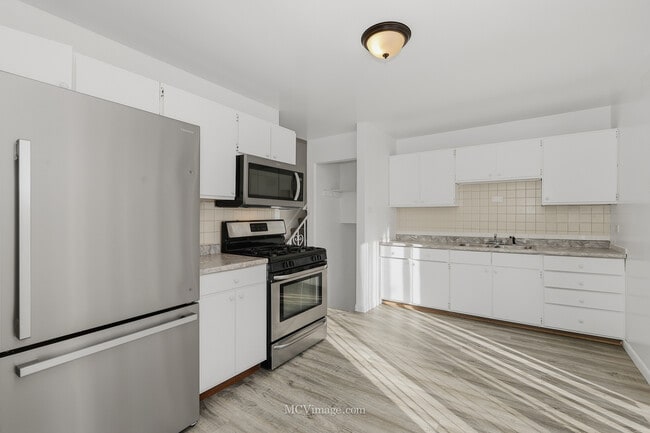 Foto del edificio - 3317 Birchwood Dr