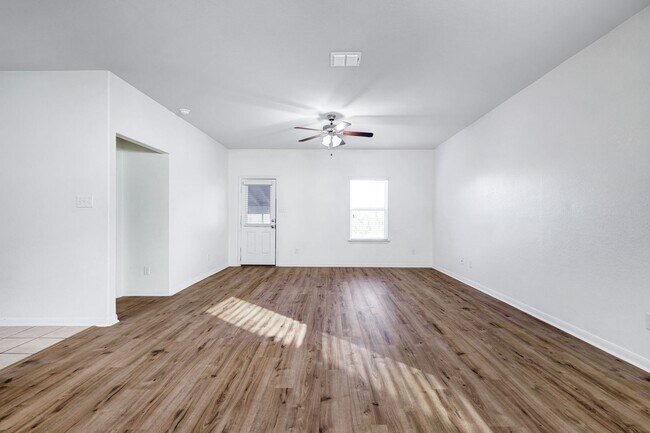 Foto del edificio - Elegant Single-Story Home with Four-Season Porch