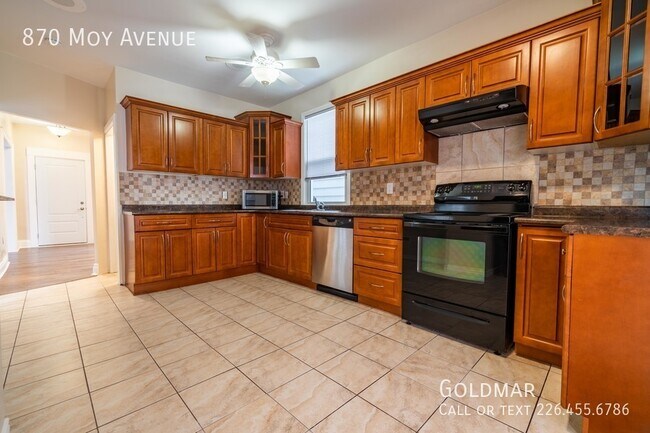 Photo du bâtiment - Large Walkerville home with finished loft,...