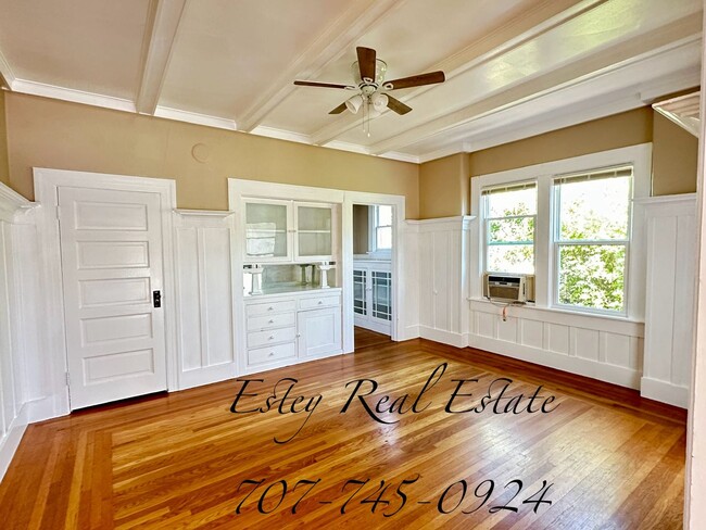 Building Photo - Downtown 2 bedroom Cottage