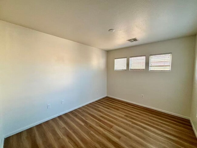 Building Photo - Nice two-story single-family house