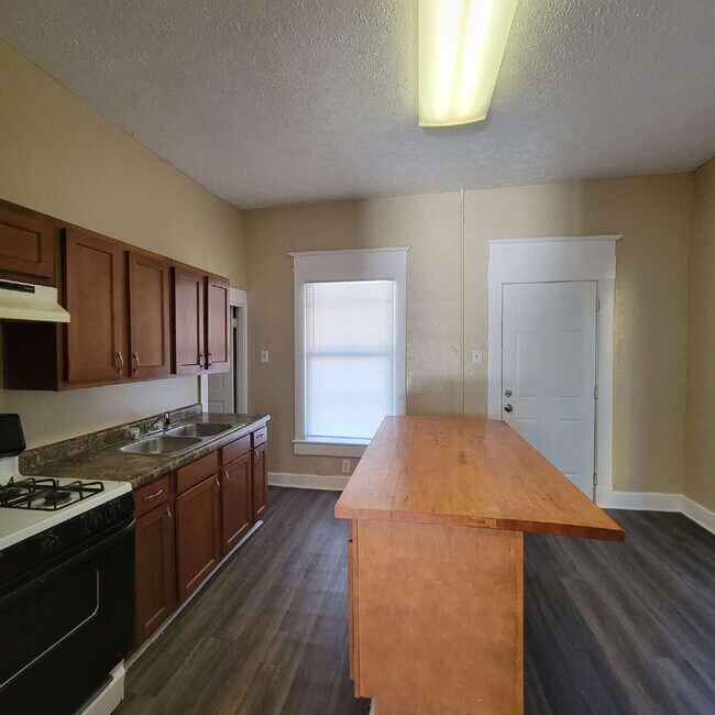 Foto del edificio - Near Westside 4BR/2BA House!