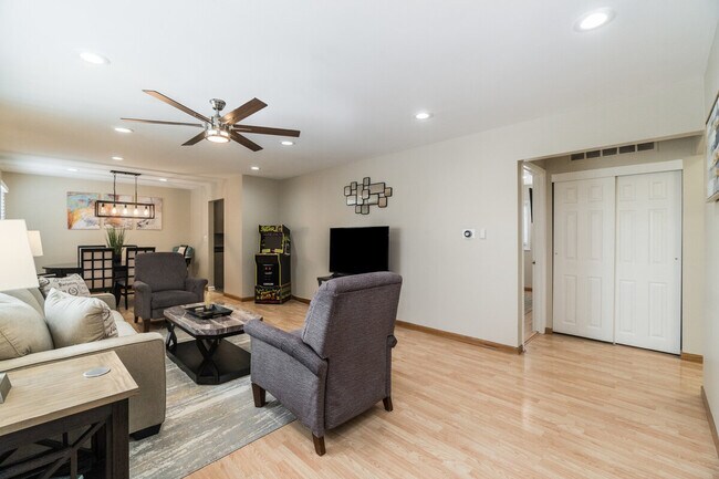 Building Photo - 12 E Berkley Ln